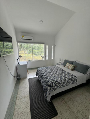 Cali Expats Cuarto 1 con baño
